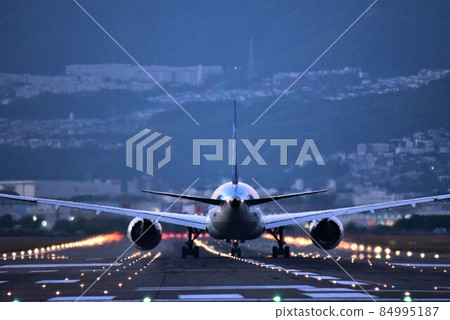 大阪機場千里河堤防起降夜景 大阪機場千里河堤防起降夜景 84995187
