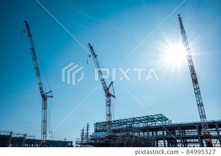 大型建築工地起重機一字排開，建築物的輪廓和藍天 b-3 淺色調 84995327