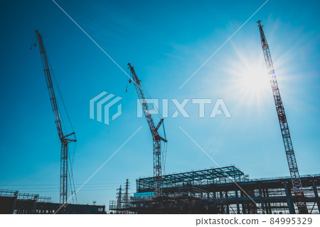 大型建築工地 起重機一字排開,建築物的輪廓和藍天 b-4 啞光感覺 大型建築工地 起重機一字排開,建築物的輪廓和藍天 b-4 啞光感覺 84995329