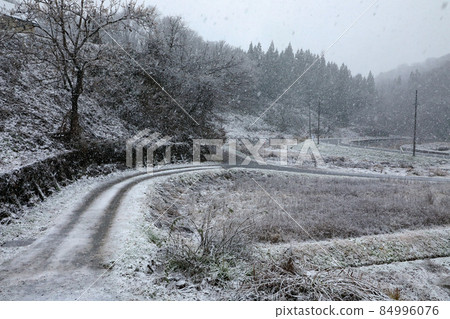 大雪的冬天,福島縣只見町開始下第一場雪。 大雪的冬天,福島縣只見町開始下第一場雪。 84996076