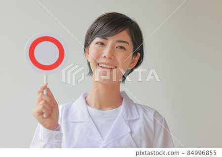 A smiling white coat woman holding a plate of 〇 2 84996855