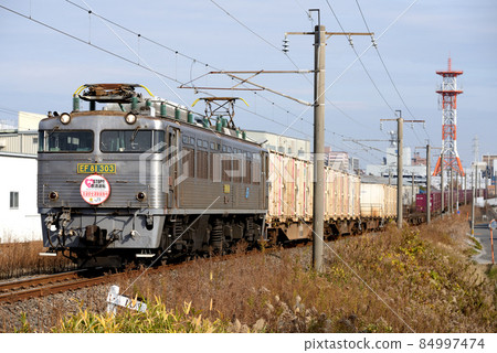 長崎本線的EF81 303集裝箱貨運列車 84997474