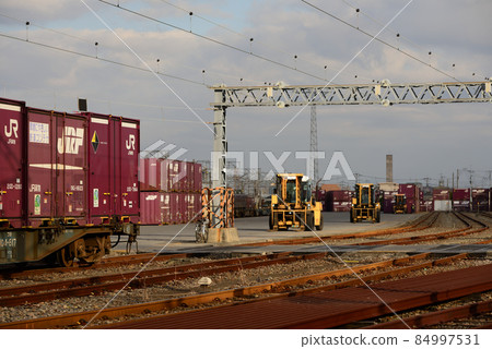 當地城市的貨運站 84997531