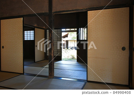 秋天的杵築城下町武士宅邸 84998408