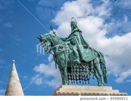 Monument to St. Istvan in Budapest, Hungary 84998911