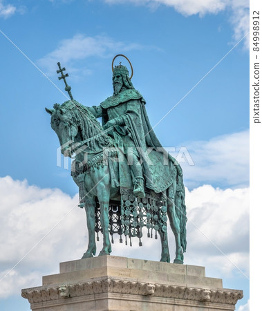 Monument to St. Istvan in Budapest, Hungary 84998912
