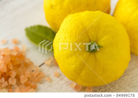 寒冷的冬天，用柚子浴暖暖身子 84999178