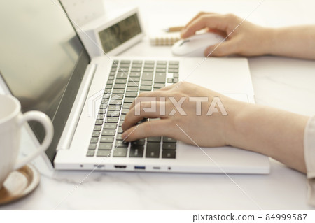 在家工作的女人 在家工作的女人 84999587