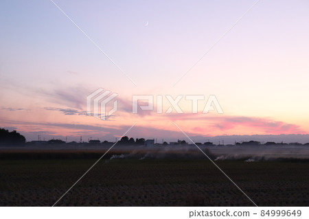 Autumn field burning and evening view of Kobari, Gyoda City, Saitama Prefecture Autumn field burning and evening view of Kobari, Gyoda City, Saitama Prefecture 84999649