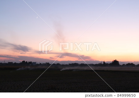Autumn field burning and evening view of Kobari, Gyoda City, Saitama Prefecture Autumn field burning and evening view of Kobari, Gyoda City, Saitama Prefecture 84999650