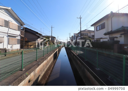 Scenery of the Isogawa waterway and residential area in Nishi-Shinshuku, Hasuda City, Saitama Prefecture 84999708