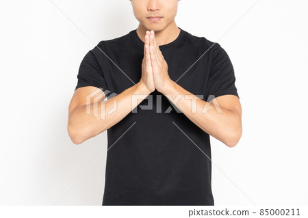 一個穿著黑色 T 恤的男人站在白色背景前，手拉著手 85000211