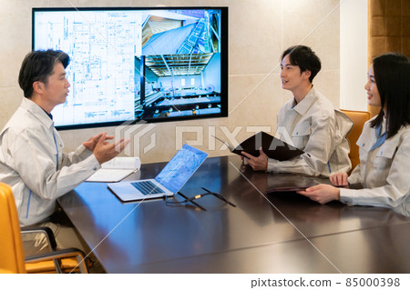 Workers having a meeting after seeing the architectural drawings Photographing cooperation: WEEK Shibadaimon (Sun Frontier Fudousan) 85000398