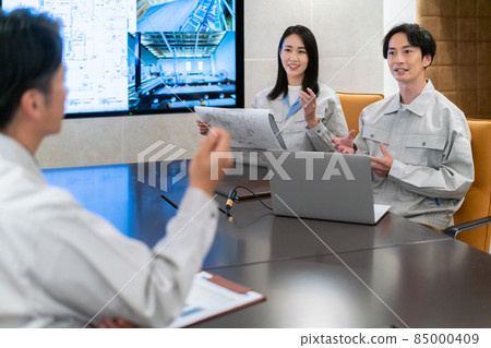 Workers having a meeting after seeing the architectural drawings Photographing cooperation: WEEK Shibadaimon (Sun Frontier Fudousan) Workers having a meeting after seeing the architectural drawings Photographing cooperation: WEEK Shibadaimon (Sun Frontier Fudousan) 85000409