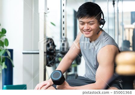 Trainer who encourages the other person while training online Trainer who encourages the other person while training online 85001368