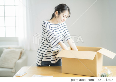 A woman who puts out disused items on flea market apps 85001802