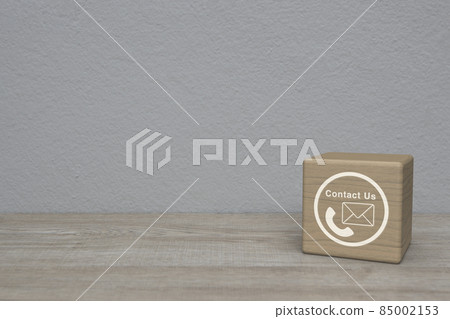 Business contact us online concept 85002153