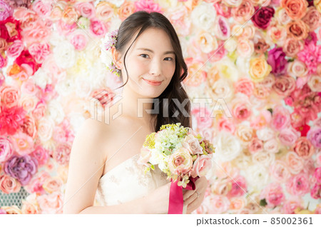 一個玫瑰花背景的可愛新娘，也可以用於新娘2 前面有一個複制空間 85002361