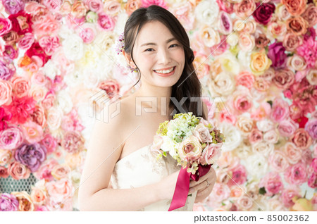 一個玫瑰花背景的可愛新娘,也可以用於新娘3 前面有一個複制空間 一個玫瑰花背景的可愛新娘,也可以用於新娘3 前面有一個複制空間 85002362