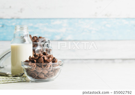Sweet chocolate breakfast cereal flakes. Sweet chocolate breakfast cereal flakes. 85002792