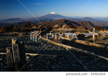 冬天的丹澤，從神奈川最高峰日留山山頂眺望日出時的富士山 85002850