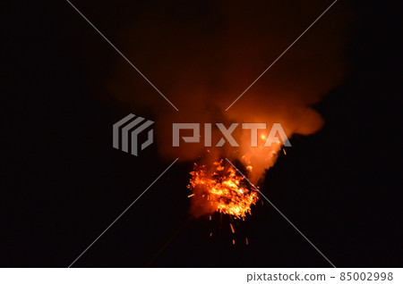 Flames exploding in the darkness (Todaiji / Nigatsudo Omizutori / Zoshi-cho, Nara City, Nara Prefecture) 85002998