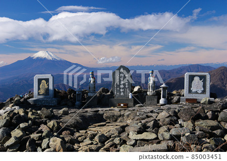 A spectacular view from the summit of Mt. Tonodake in Tanzawa in winter, Mt. Fuji in the clear air of the morning 85003451