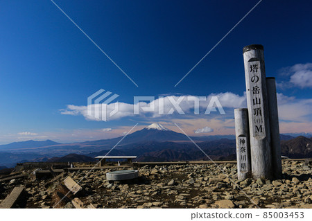 冬天從丹澤的遠嶽山頂眺望壯觀的景色，在清晨的晴朗空氣中眺望富士山 85003453