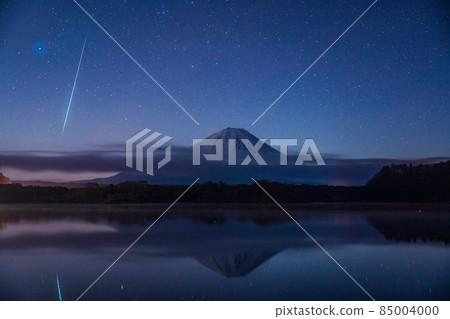 (Yamanashi Prefecture) Gemini meteor shower, meteor and Mt. Fuji from Lake Shoji (Yamanashi Prefecture) Gemini meteor shower, meteor and Mt. Fuji from Lake Shoji 85004000