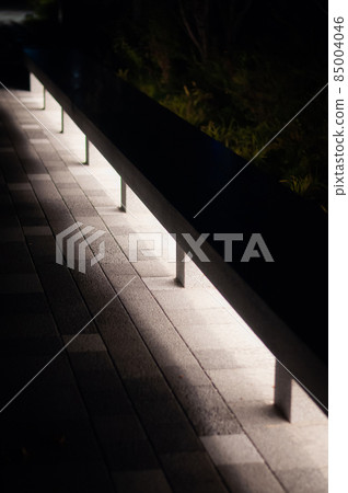 夜間人行道和燈光 85004046