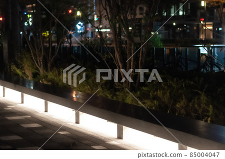 夜間人行道和燈光 85004047