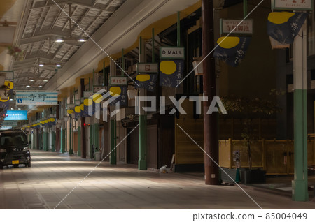 Night shopping street 85004049