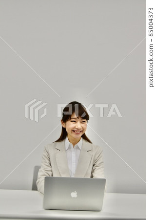 一個女人前往電腦 85004373