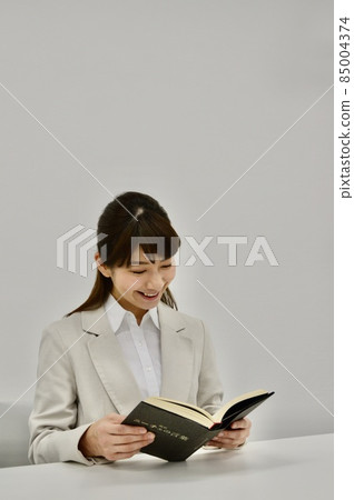 讀一本書的女人 85004374