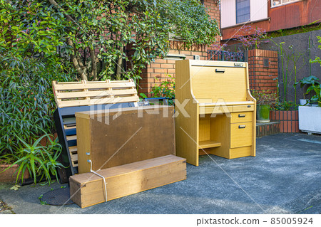 Oversized garbage / Garbage left in front of the house 85005924