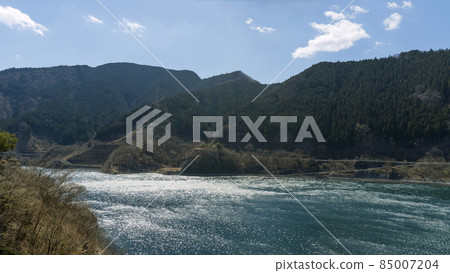 Chichibu Sakura Lake where the water surface shines / [Urayama Dam] Chichibu City, Saitama Prefecture 85007204