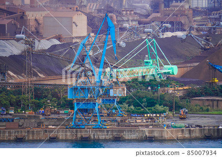 A bird's-eye view of the pig iron integrated steelworks in the Kashima coastal industrial area from the observation tower of Minato Park (Kamisu City, Ibaraki Prefecture) A bird's-eye view of the pig iron integrated steelworks in the Kashima coastal industrial area from the observation tower of Minato Park (Kamisu City, Ibaraki Prefecture) 85007934