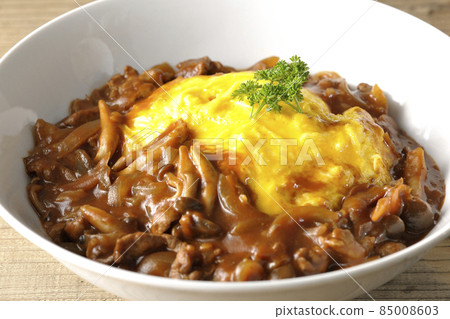 Omelet rice with plenty of hayashi sauce 85008603