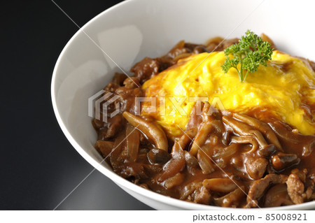 Shooting omelet rice with plenty of hayashi sauce on a black background Shooting omelet rice with plenty of hayashi sauce on a black background 85008921