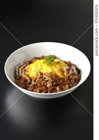 Shooting omelet rice with plenty of hayashi sauce on a black background Shooting omelet rice with plenty of hayashi sauce on a black background 85008926