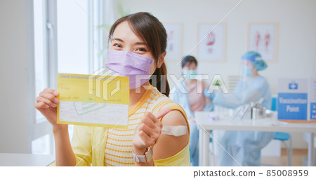 woman has vaccine injection 85008959