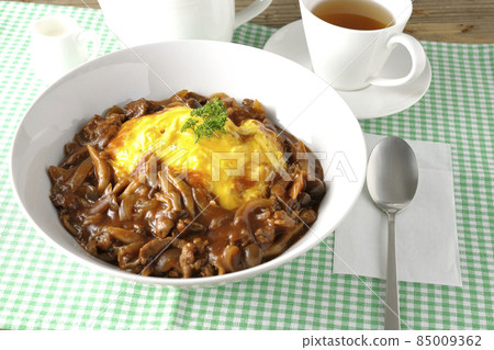 煎蛋飯配大量林醬、茶壺、奶罐和茶 煎蛋飯配大量林醬、茶壺、奶罐和茶 85009362