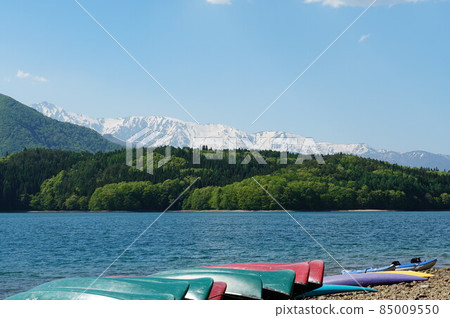 Shinshu, Northern Alps, Lake Aoki. I was able to meet on such a sunny day. 85009550