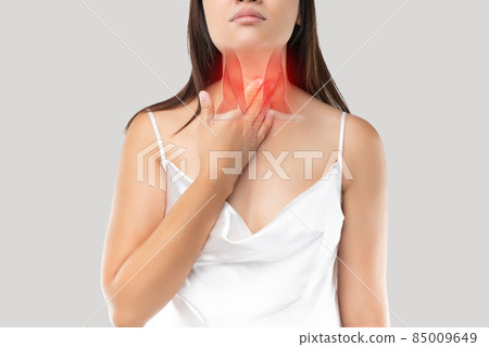 Women suffer from neck pain due to inflamed throat muscles. 85009649