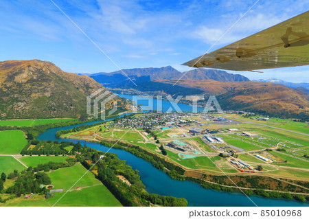 從塞斯納 (Cessna) 看向米爾福德峽灣 (Milford Sound) 85010968