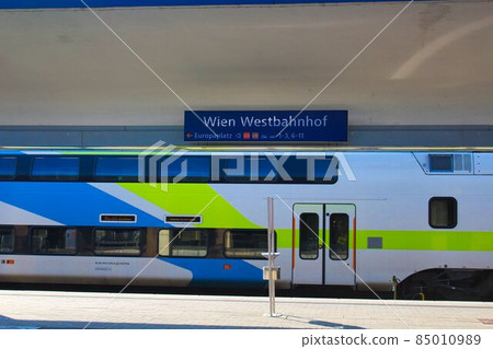 Get off at Wien Westbahnhof Get off at Wien Westbahnhof 85010989