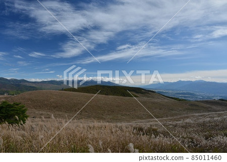 From the autumn Venus Line Kirigamine Fujimidai parking lot where high clouds spread, you can see Yatsugatake and the Southern Alps. 85011460