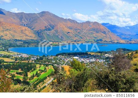The city of Wanaka facing Lake Wanaka 85011656