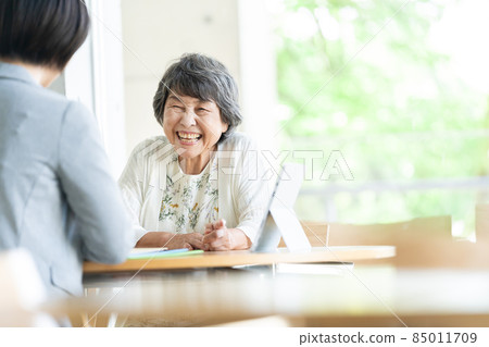 Senior inheritance consultation salesman 85011709