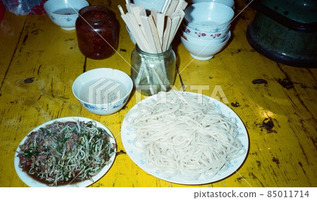 維吾爾麵食“拉格曼”——1991年3月（新疆維吾爾自治區/吐魯番/中華人民共和國） 85011714